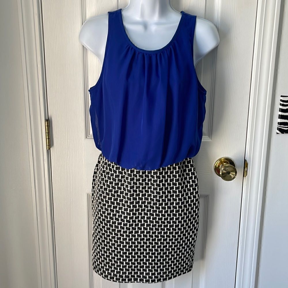 Attached sleeveless dress
